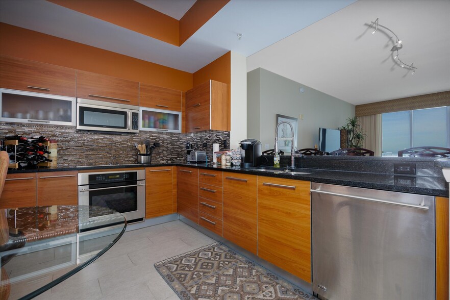 Building Photo - 3000 Oasis Grand Blvd