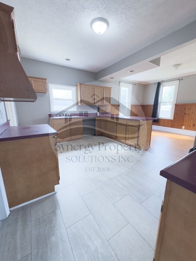 Building Photo - LARGE CRESTLINE HOUSE