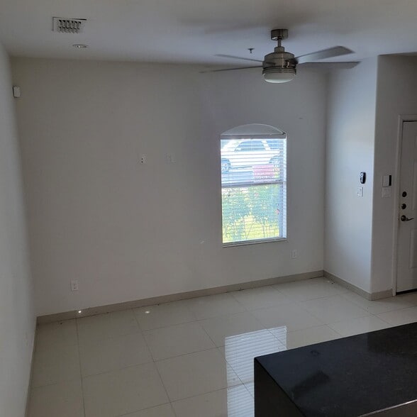 Mid-size bedroom - 1121 W Cano St