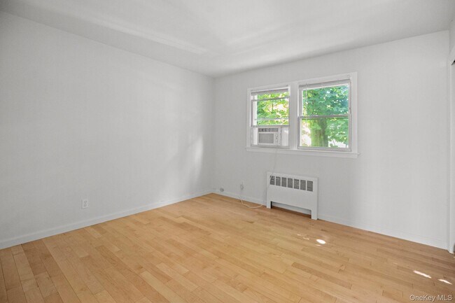 Building Photo - 25 Maple Ave