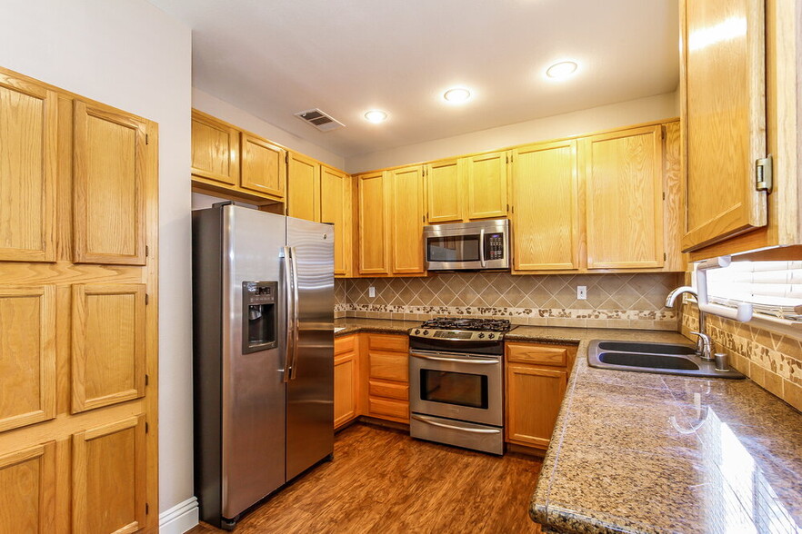 Building Photo - 261 Mariposa Way