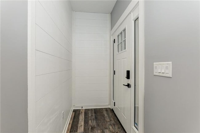 Building Photo - 623 Sweetwater Creek Dr