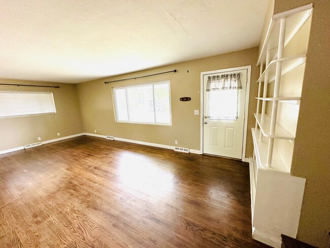 Building Photo - For Lease: Split-Level Ranch Home (4-Beds/2-Baths)