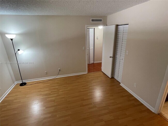 Building Photo - 6900 SW 39th St
