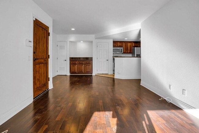 Building Photo - Great one bedroom in UTC!