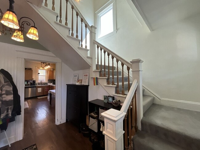 Building Photo - Warm and Welcoming Portland Home with Classic Charm, Modern Kitchen & Outdoor Deck