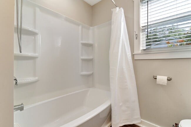 Building Photo - Charming 3-Bedroom Home with Granite Count...