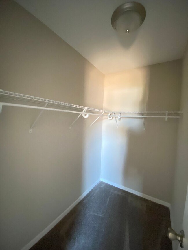 Building Photo - Desirable SW Ocala Neighborhood 3/2/2 *WON'T LAST*