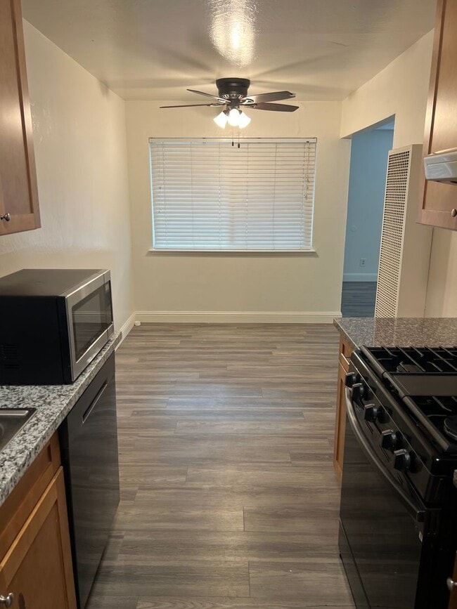 Building Photo - NICE APARTMENT IN ROSEVILLE!!