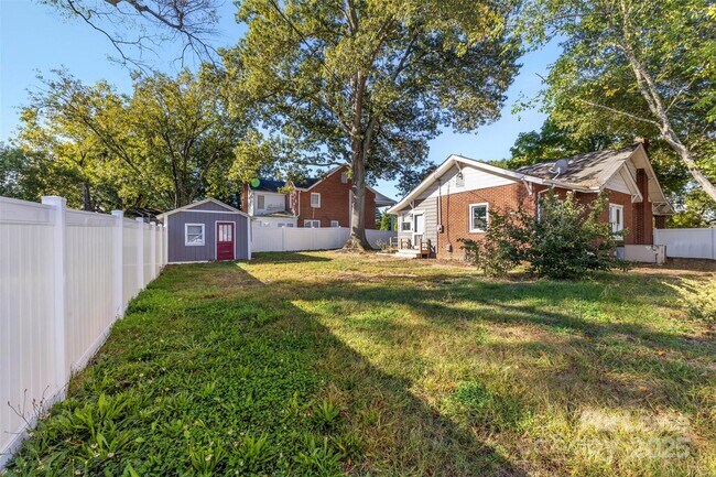 Building Photo - 604 Pearl Ave