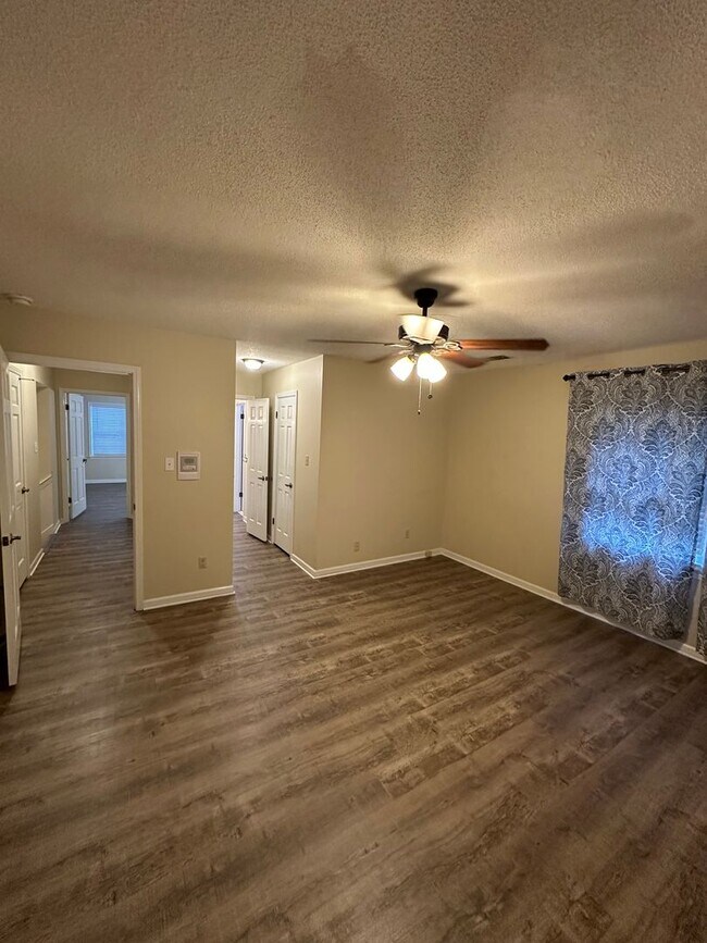 Building Photo - Showings may begin 7/1/26. Spacious Germantown home! Walking distance to Farmington Elementary. S...