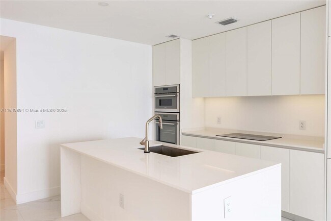 Building Photo - 700 NE 24th St