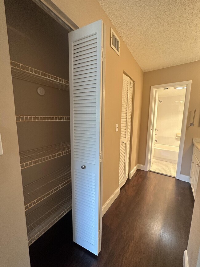 Building Photo - 4158 Inverrary Dr