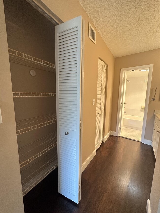 Building Photo - 5961 N Falls Cir Dr