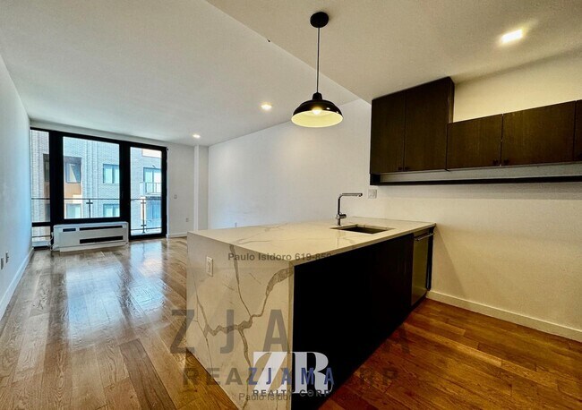 Primary Photo - 25 E 19th St