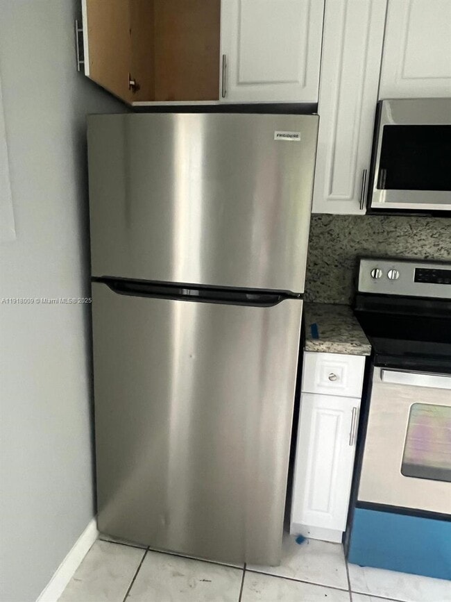 Building Photo - 3753 SW 26th Terrace