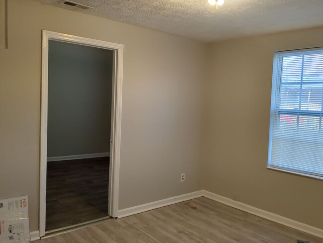 Building Photo - Charming 2 Bedroom in Downtown Chattanooga! Ask about our move in specials!