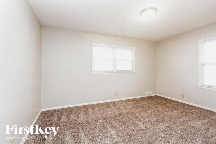 Building Photo - 2113 Mayfair Dr