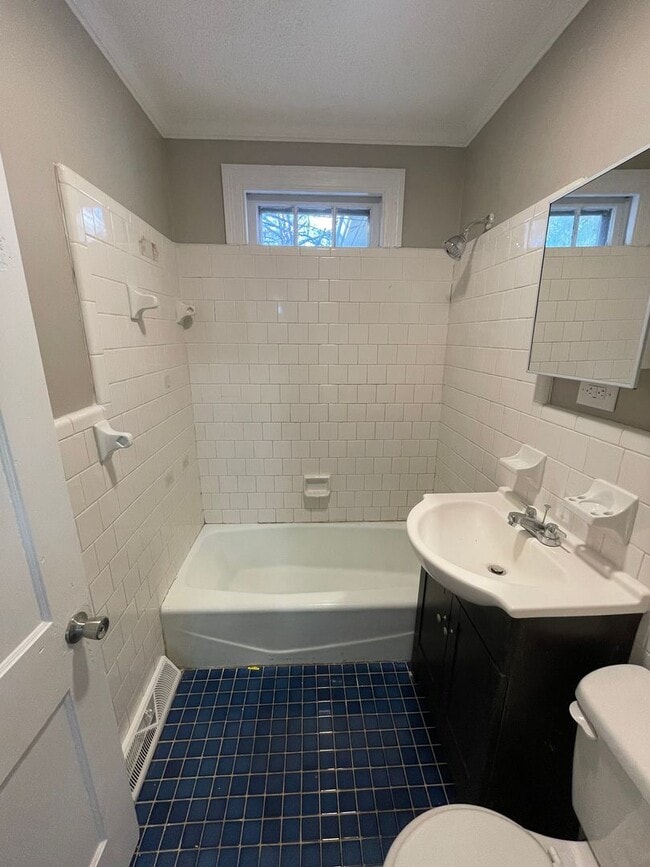 Building Photo - 613 Caldwell Ave NE