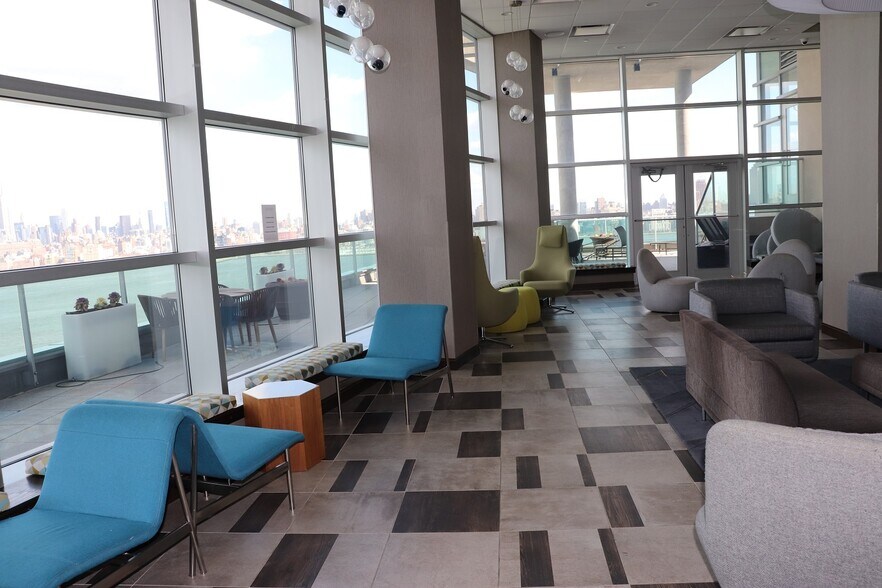 Building Photo - 20 Newport Pky