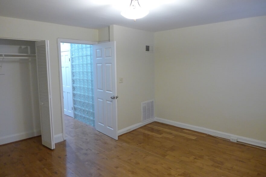 Building Photo - 1719 Saint Paul St