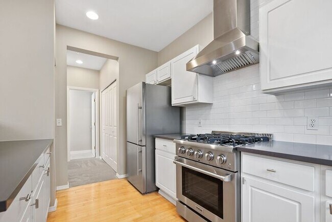 Building Photo - AIR CONDITIONED Townhome in Beautiful Summ...