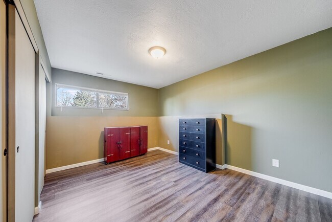 Building Photo - 2 bedroom 1 Bathroom Condo-