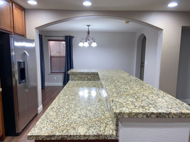 Building Photo - Somersett Reno Home - Walking Trails and t...