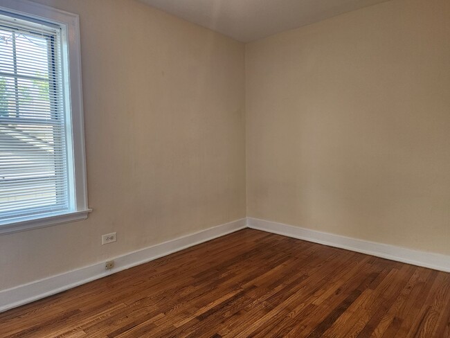 Building Photo - Belmont-Cragin One Bed/1 Bath! Cats welcom...