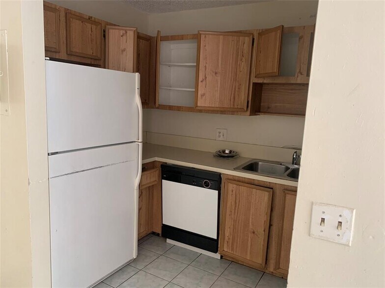 Building Photo - 10850 Royal Palm Blvd