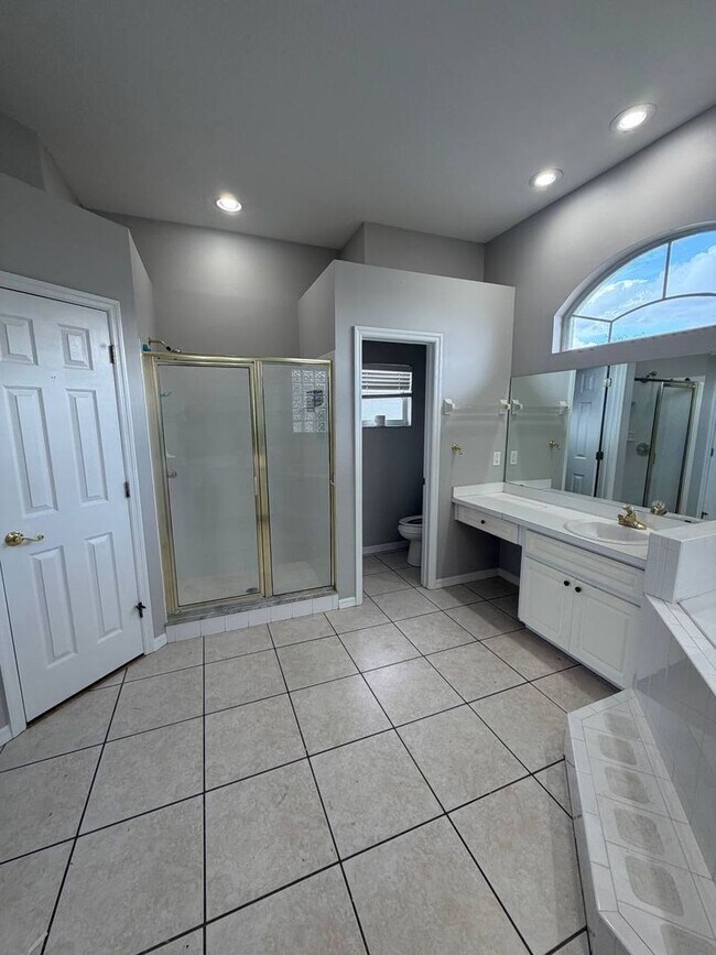 Building Photo - Welcome to your private Florida retreat in Lakeland!