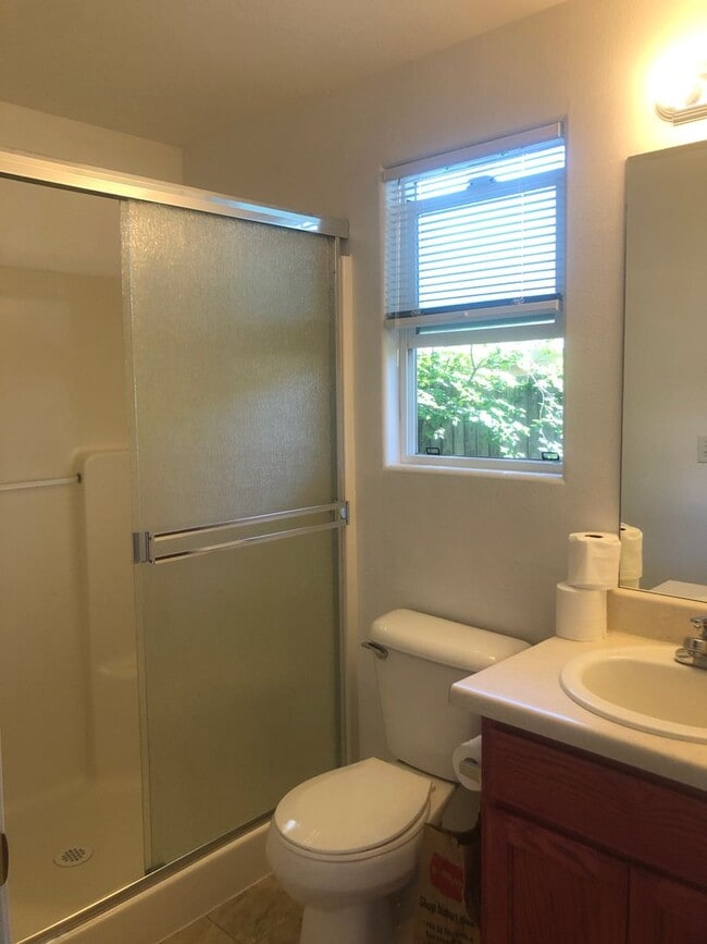 Building Photo - Well Maintained 3 bedroom, 2 bath house in...