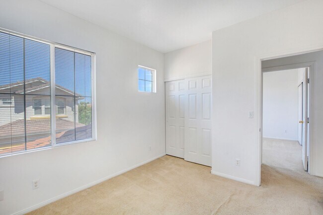 Building Photo - Beautiful 4-Bedroom Home in Gated Summerli...