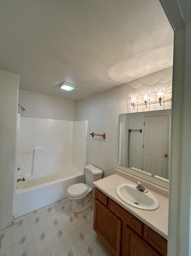 Building Photo - 3 Bedroom 2 Bathroom Centrally Located Tow...