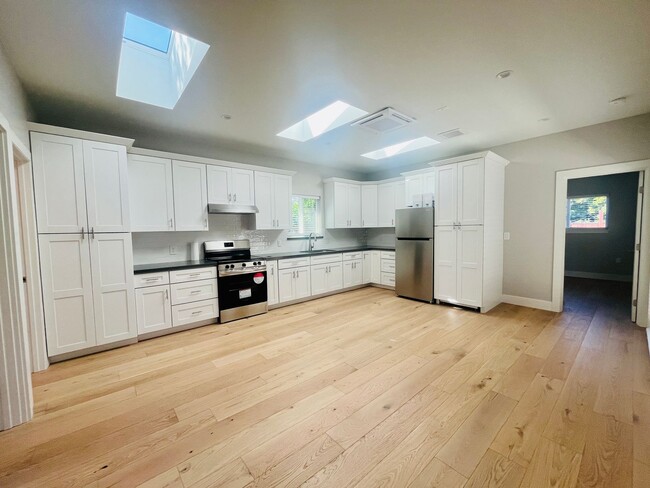 Building Photo - Beautiful 4 Bed 3 Bath San Jose Home - Bra...
