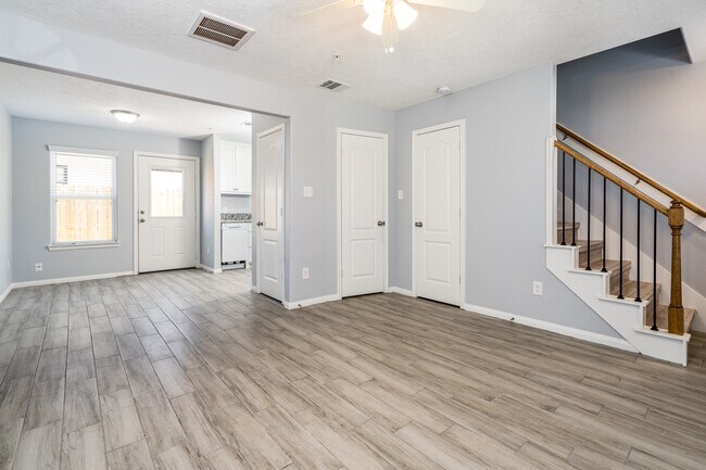 Building Photo - 207 N Poplar St