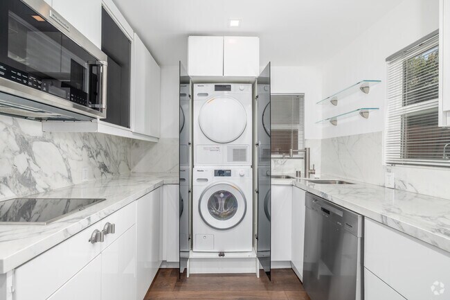 Studio - 341SF - Kitchen - 3004 Kelton Ave