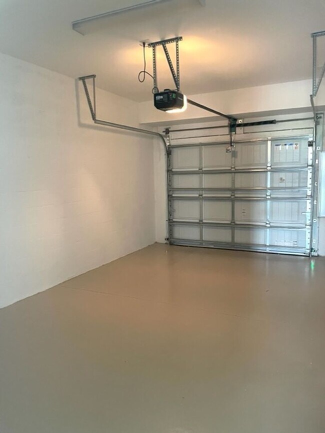 Building Photo - 3/2.5 TOWNHOUSE LORRAINE LAKES No deposit ...