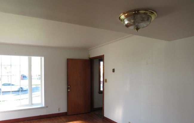 Building Photo - 2931 W. Capitol Dr Apt #2