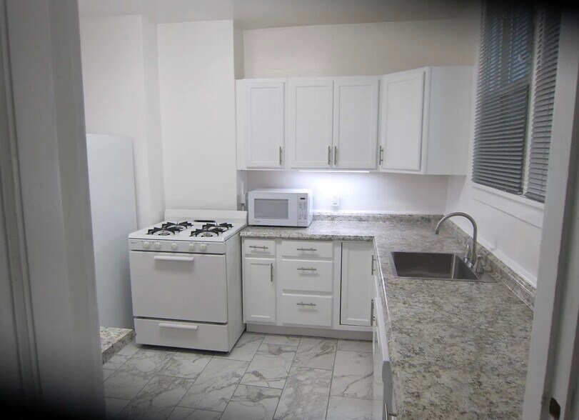 Building Photo - 2840 Dwight Ave