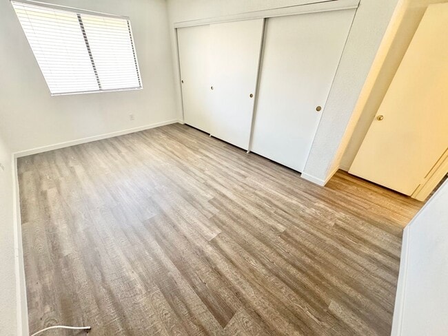 Building Photo - LIMITED TIME ONLY!! TAKE POSSESSION BY JUNE 1ST & RECEIVE ONE MONTH FREE RENT!! In this comfortab...