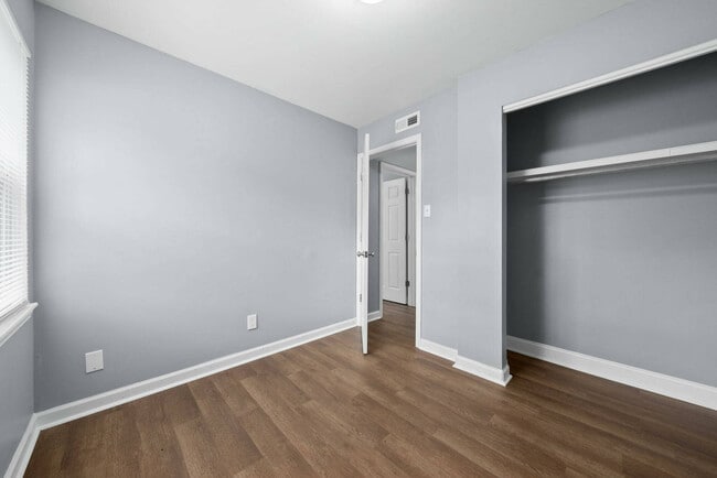 Building Photo - 611 Park Ave