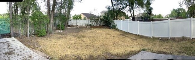 Building Photo - West Valley Town home - Large Backyard!