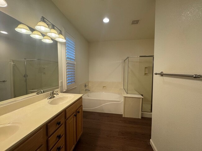 Building Photo - Stylish Single-Story 3 Bed 2 Bath Home For...