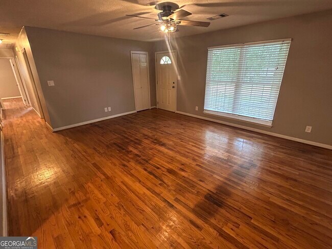 Building Photo - 1020 Tuxedo Ln