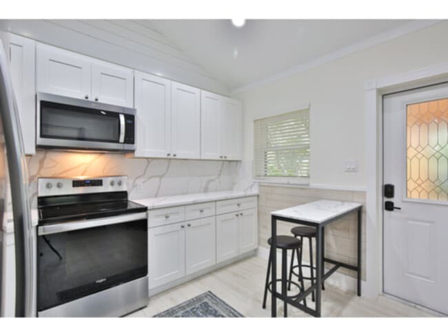 Building Photo - Renovated 1/1 Apartment in Downtown Sarasota