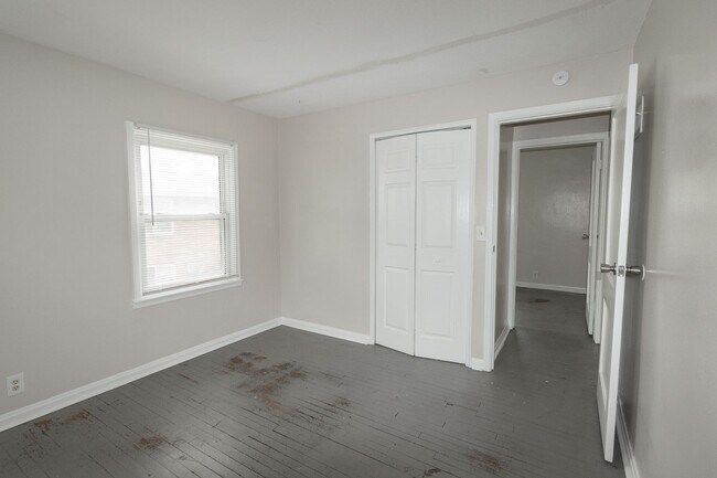 Building Photo - 4 Bed 2 Bath House on East Campus