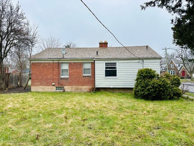 Building Photo - 3 Bedroom 1 Bath For Lease Section 8 Ready