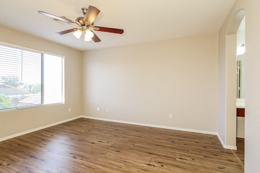 Building Photo - 12811 W Sharon Dr