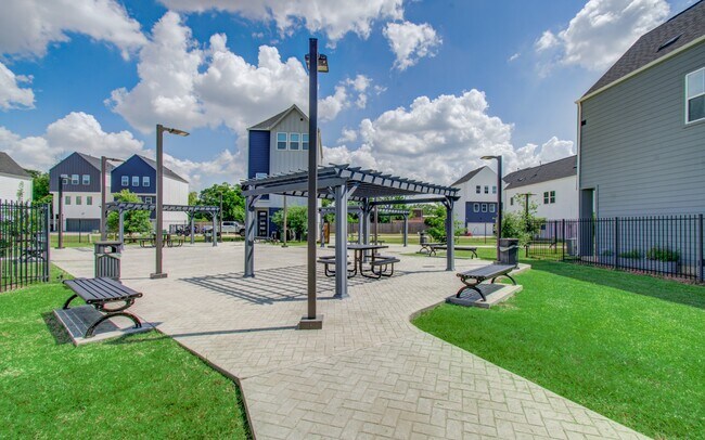 Building Photo - 8325 Springwood Crk Ln